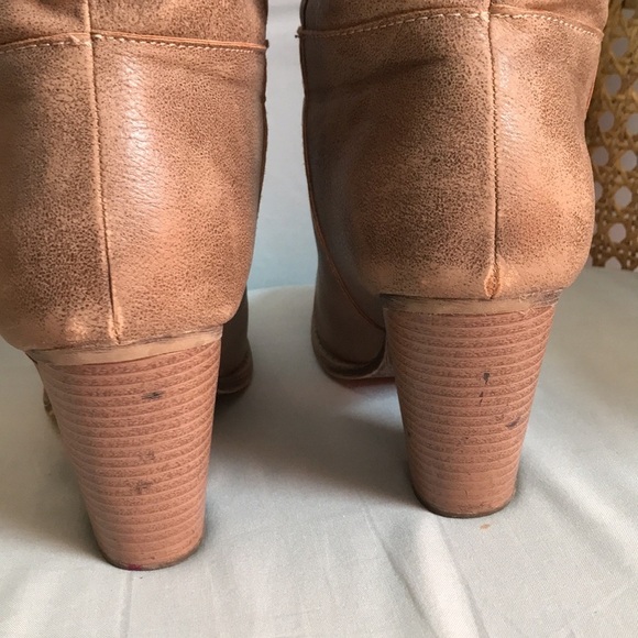 Forever 21 taupe faux leather pull on boots, chunky heel, rounded toe size 9 - Picture 6 of 11